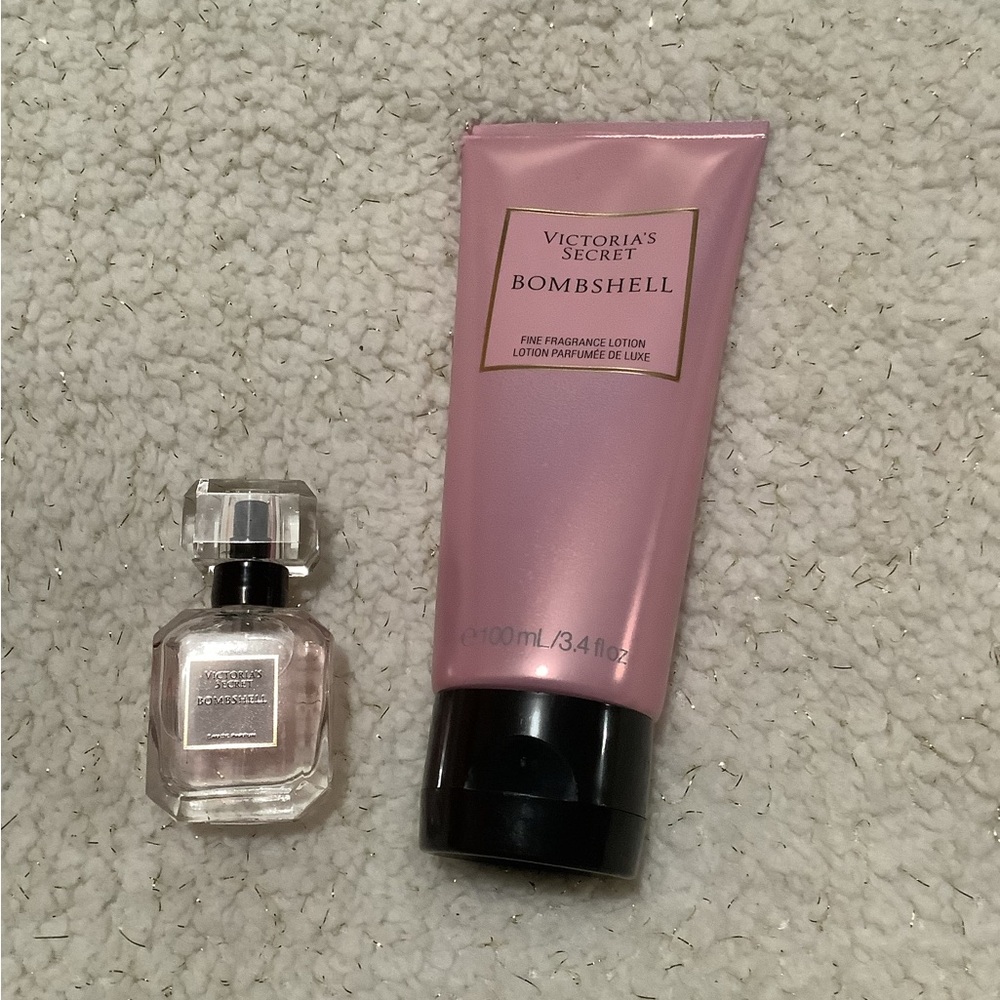 Victoria's Secret Bombshell Perfume and Lotion Set in Pink - Picture 1 of 3